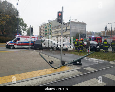 Varsovie, Pologne - Samedi 20 Octobre 2018 : plusieurs véhicules impliqués dans un accident de voiture. Les premiers intervenants avec la police, les ambulances et véhicules de pompiers sont en train d'aider le participant. Credit : bestravelvideo/Alamy Live News Banque D'Images