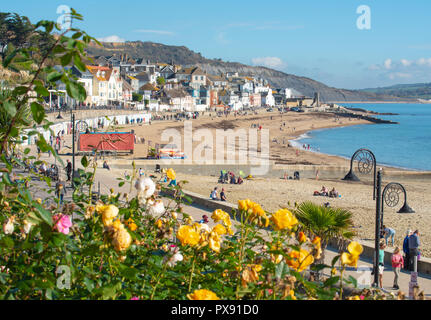 Lyme Regis, dans le Dorset, UK. 20 octobre 2018. Météo France : Les visiteurs et les gens profiter de doux soleil et ciel bleu à Lyme Regis comme les petites vacances d'octobre est en cours. Credit : Celia McMahon/Alamy Live News Banque D'Images