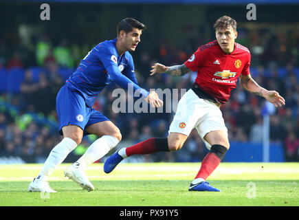 Londres, Angleterre - 20 Octobre : 2018 g-d'Alvaro Morata de Chelsea et Manchester United's Victor Lindelof lors de Premiership League entre Chelsea et Manchester United au stade de Stamford Bridge , , Londres, Angleterre le 20 Oct 2018. Action Crédit photo : Crédit photo Action Sport Sport/Alamy Live News Banque D'Images