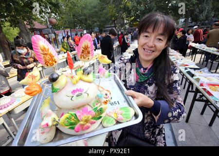 Shanghai, Chine, la province de Shandong. 20 Oct, 2018. Un résident présente ses brioches à la vapeur au cours d'un concours faisant steamed bun à une communauté dans le district de Kuiwen de Weifang, province de Shandong, Chine orientale, 20 octobre 2018. Credit : Zhang Chi/Xinhua/Alamy Live News Banque D'Images