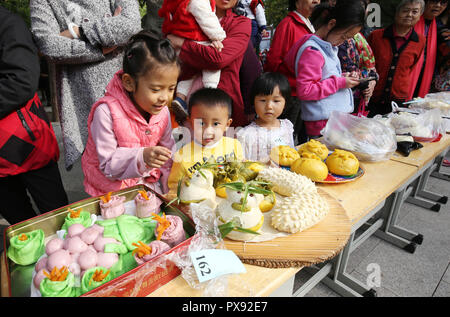 Shanghai, Chine, la province de Shandong. 20 Oct, 2018. Les gens regardent les brioches à la vapeur au cours d'un concours faisant steamed bun à une communauté dans le district de Kuiwen de Weifang, province de Shandong, Chine orientale, 20 octobre 2018. Credit : Zhang Chi/Xinhua/Alamy Live News Banque D'Images