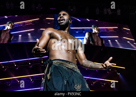 Milan, Italie. 19 Oct, 2018. Jason Derulo effectue sur scène à Mediolanum Forum, pour sa seule date en France de la tournée mondiale 2côtés Crédit : Valeria Portinari/Alamy Live News Banque D'Images