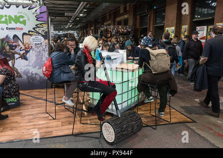 Berlin, Allemagne. 20 Oct, 2018. Vu les visiteurs durant la Comic Con allemand à Berlin. La convention de la bande dessinée de style américain propose un monde d'expérience autour des thèmes de la bd et Manga, Film et télévision, Cosplay & Costume, de jeux et de divertissement général. Photo : Markus Heine/SOPA Images/ZUMA/Alamy Fil Live News Banque D'Images