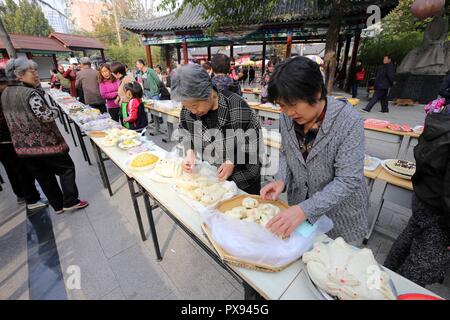 Shanghai, Chine, la province de Shandong. 20 Oct, 2018. Les résidents participent à un concours de steamed bun à une communauté dans le district de Kuiwen de Weifang, province de Shandong, Chine orientale, 20 octobre 2018. Credit : Zhang Chi/Xinhua/Alamy Live News Banque D'Images