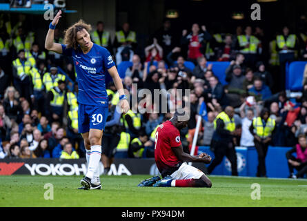 Londres, Royaume-Uni. 20 Oct, 2018. Romelu Lukaku de Manchester United thumbs le terrain en célébration comme David Luiz de Chelsea montre sa déception après le 2ème but au cours des la Premier League match entre Chelsea et Manchester United à Stamford Bridge, Londres, Angleterre le 20 octobre 2018. Photo par Liam McAvoy. Credit : UK Sports Photos Ltd/Alamy Live News Banque D'Images