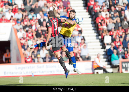 Bournemouth, Royaume-Uni. 20 Oct, 2018. Charlie Austin de Southampton et de Bournemouth Steve Cook défi pour la balle au cours de la Premier League match entre l'AFC Bournemouth et Southampton au stade de vitalité, Bournemouth, Angleterre le 20 octobre 2018. Photo de Simon Carlton. Usage éditorial uniquement, licence requise pour un usage commercial. Aucune utilisation de pari, de jeux ou d'un seul club/ligue/dvd publications. Credit : UK Sports Photos Ltd/Alamy Live News Banque D'Images