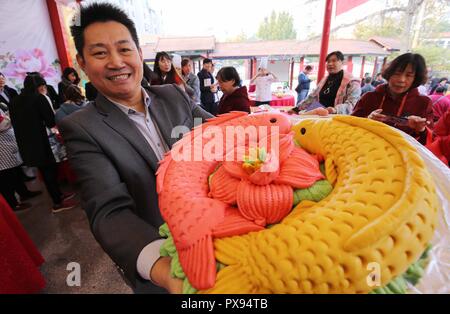 Shanghai, Chine, la province de Shandong. 20 Oct, 2018. Un résident présente ses steamed bun lors d'un concours faisant steamed bun à une communauté dans le district de Kuiwen de Weifang, province de Shandong, Chine orientale, 20 octobre 2018. Credit : Zhang Chi/Xinhua/Alamy Live News Banque D'Images