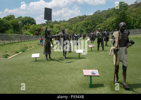 Pretoria, Afrique du Sud, le 20 octobre, 2018. La longue marche vers la liberté, Monument du Patrimoine National dans la Réserve Naturelle Groenkloof de Pretoria. "La marche vers la liberté" comprend plus de 50 sculptures en bronze grandeur nature d'hommes et de femmes qui ont combattu pour la libération de l'Afrique du Sud de l'apartheid. Gandhi est perçu (avant droit). C'est un projet en cours avec les plans des 400 sculptures. Credit : Eva-Lotta Jansson/Alamy Live News Banque D'Images