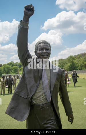 Pretoria, Afrique du Sud, le 20 octobre, 2018. Une sculpture de l'ancien Président Nelson Mandela. L'œuvre fait partie de la longue marche vers la liberté, Monument du Patrimoine National dans la Réserve Naturelle Groenkloof de Pretoria. A proximité se trouve une sculpture de Walter et Albertina Sisulu, qui aurait fêté son 100e anniversaire demain, 21 octobre. Un projet, "La marche vers la liberté' comprend à présent plus de 50 sculptures en bronze grandeur nature d'hommes et de femmes qui ont combattu pour la libération de l'Afrique du Sud de l'apartheid. Credit : Eva-Lotta Jansson/Alamy Live News Banque D'Images