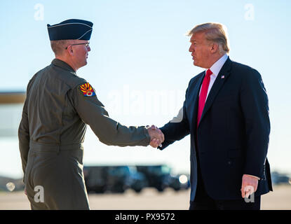 Président américain Donald Trump, est accueilli par le Brigadier-général Todd Canterbury, 56th Fighter Wing commander au cours d'une visite à la base aérienne de Luke, le 19 octobre 2018 à l'extérieur de Glendale (Arizona). Banque D'Images