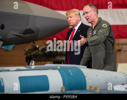 Le brigadier-général Todd Canterbury, 56th Fighter Wing commander mémoires Président américain Donald Trump, sur les capacités de la bombe GBU-12, lors d'une visite à la base aérienne de Luke, le 19 octobre 2018 à l'extérieur de Glendale (Arizona). Banque D'Images