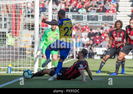 Simon Francis de Bournemouth avec un bon moment s'attaquer sur Nathan Redmond de Southampton au cours de la Premier League match entre l'AFC Bournemouth et Southampton au stade de vitalité, Bournemouth, Angleterre le 20 octobre 2018. Photo de Simon Carlton. Usage éditorial uniquement, licence requise pour un usage commercial. Aucune utilisation de pari, de jeux ou d'un seul club/ligue/dvd publications. Banque D'Images