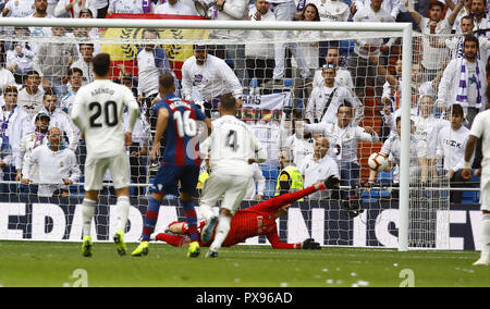 Madrid, Madrid, Espagne. 20 Oct, 2018. Jose Luis Morales (Levante UD) vu marquant leur premier but lors du match de la Liga entre le Real Madrid et Levante UD au stade Santiago Bernabéu. Credit : Manu Haiti/SOPA Images/ZUMA/Alamy Fil Live News Banque D'Images