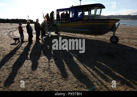 Ferryside, Carmarthenshire, UK. 20 octobre 2018. Attraction amphibie : day trippers profitez d'une ambiance chaleureuse et ensoleillée journée d'octobre pour faire un voyage à travers l'estuaire, embouchure de la rivière Towy. Le nouveau navire unique, 'Glansteffan', rétablit la traversée entre l'historique et Llansteffan Ferryside, attirent de nouveaux visiteurs et de l'emploi pour les populations locales. Credit : Gareth Llewelyn/Alamy Live News. Banque D'Images