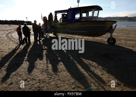 Ferryside, Carmarthenshire, UK. 20 octobre 2018. Attraction amphibie : day trippers profitez d'une ambiance chaleureuse et ensoleillée journée d'octobre pour faire un voyage à travers l'estuaire, embouchure de la rivière Towy. Le nouveau navire unique, 'Glansteffan', rétablit la traversée entre l'historique et Llansteffan Ferryside, attirent de nouveaux visiteurs et de l'emploi pour les populations locales. Credit : Gareth Llewelyn/Alamy Live News. Banque D'Images