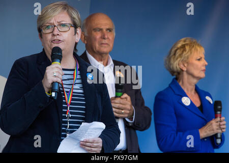 Londres, Royaume-Uni. 20 octobre, 2018. Joanna Cherry QC, SNP MP pour le sud-ouest d'Édimbourg, adresses des centaines de milliers de personnes, dont de nombreux jeunes en mesure de voter dans le référendum en 2016 Brexit, assister à un vote du peuple pour l'avenir Mars rassemblement à la place du Parlement pour exiger un vote final sur l'affaire. Brexit Credit : Mark Kerrison/Alamy Live News Banque D'Images