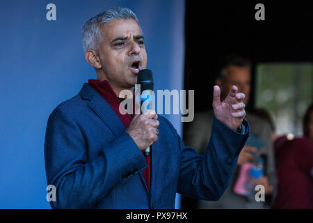 Londres, Royaume-Uni. 20 octobre, 2018. Sadiq Khan, Maire de Londres, adresses des centaines de milliers de personnes, dont de nombreux jeunes en mesure de voter dans le référendum en 2016 Brexit, assister à un vote du peuple pour l'avenir Mars rassemblement à la place du Parlement pour exiger un vote final sur l'affaire. Brexit Credit : Mark Kerrison/Alamy Live News Banque D'Images