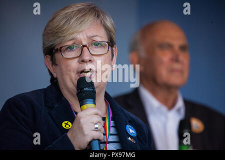 Londres, Royaume-Uni. 20 octobre, 2018. Joanna Cherry QC, SNP MP pour le sud-ouest d'Édimbourg, adresses des centaines de milliers de personnes, dont de nombreux jeunes en mesure de voter dans le référendum en 2016 Brexit, assister à un vote du peuple pour l'avenir Mars rassemblement à la place du Parlement pour exiger un vote final sur l'affaire. Brexit Credit : Mark Kerrison/Alamy Live News Banque D'Images