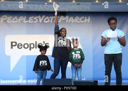 La place du parlement, Londres, Royaume-Uni, le 20 Oct 2018. Shakira Martin, président de la NUS, a apporté ses deux petites filles sur scène. Le vote du peuple Mars exige un vote final sur l'affaire. Brexit Il fait son chemin à travers le centre de Londres et se termine par un rassemblement et des discours à la place du Parlement. La marche est organisée par le vote du peuple campagne et rassemblé beaucoup de différents groupes et organisations. Credit : Imageplotter News et Sports/Alamy Live News Banque D'Images