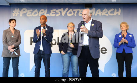 De gauche à droite : Caroline Lucas (Parti Vert), Chuka Umunna (travail), Joanne Cherry (SNP), Vince Cable (Lib Dem), Anna Soubry (Conservateur). Maire de Londres Sadiq Khan parle sur scène. Le vote du peuple Mars exige un vote final sur l'affaire. Brexit Il fait son chemin à travers le centre de Londres et se termine par un rassemblement et des discours à la place du Parlement. La marche est organisée par le vote du peuple campagne et rassemblé beaucoup de différents groupes et organisations. Credit : Imageplotter News et Sports/Alamy Live News Banque D'Images