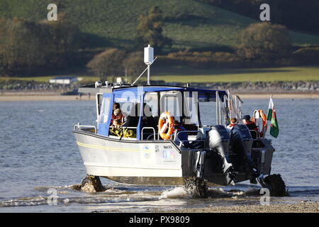 Ferryside, Carmarthenshire, UK. 20 octobre 2018. Attraction amphibie : day trippers profitez d'une ambiance chaleureuse et ensoleillée journée d'octobre pour faire un voyage à travers l'estuaire, embouchure de la rivière Towy. Le nouveau navire unique, 'Glansteffan', rétablit la traversée entre l'historique et Llansteffan Ferryside, attirent de nouveaux visiteurs et de l'emploi pour les populations locales. Credit : Gareth Llewelyn/Alamy Live News. Banque D'Images