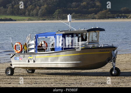 Ferryside, Carmarthenshire, UK. 20 octobre 2018. Attraction amphibie : day trippers profitez d'une ambiance chaleureuse et ensoleillée journée d'octobre pour faire un voyage à travers l'estuaire, embouchure de la rivière Towy. Le nouveau navire unique, 'Glansteffan', rétablit la traversée entre l'historique et Llansteffan Ferryside, attirent de nouveaux visiteurs et de l'emploi pour les populations locales. Credit : Gareth Llewelyn/Alamy Live News. Banque D'Images