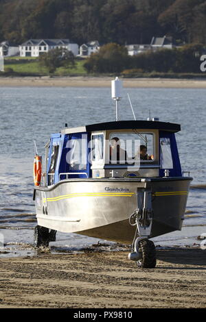 Ferryside, Carmarthenshire, UK. 20 octobre 2018. Attraction amphibie : day trippers profitez d'une ambiance chaleureuse et ensoleillée journée d'octobre pour faire un voyage à travers l'estuaire, embouchure de la rivière Towy. Le nouveau navire unique, 'Glansteffan', rétablit la traversée entre l'historique et Llansteffan Ferryside, attirent de nouveaux visiteurs et de l'emploi pour les populations locales. Credit : Gareth Llewelyn/Alamy Live News. Banque D'Images