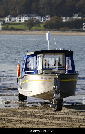 Ferryside, Carmarthenshire, UK. 20 octobre 2018. Attraction amphibie : day trippers profitez d'une ambiance chaleureuse et ensoleillée journée d'octobre pour faire un voyage à travers l'estuaire, embouchure de la rivière Towy. Le nouveau navire unique, 'Glansteffan', rétablit la traversée entre l'historique et Llansteffan Ferryside, attirent de nouveaux visiteurs et de l'emploi pour les populations locales. Credit : Gareth Llewelyn/Alamy Live News. Banque D'Images