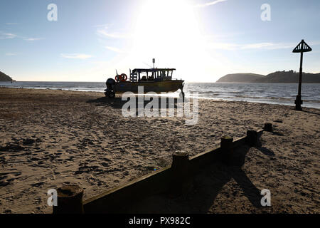 Ferryside, Carmarthenshire, UK. 20 octobre 2018. Attraction amphibie : day trippers profitez d'une ambiance chaleureuse et ensoleillée journée d'octobre pour faire un voyage à travers l'estuaire, embouchure de la rivière Towy. Le nouveau navire unique, 'Glansteffan', rétablit la traversée entre l'historique et Llansteffan Ferryside, attirent de nouveaux visiteurs et de l'emploi pour les populations locales. Credit : Gareth Llewelyn/Alamy Live News. Banque D'Images