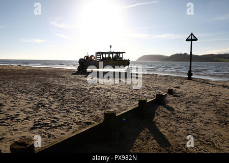 Ferryside, Carmarthenshire, UK. 20 octobre 2018. Attraction amphibie : day trippers profitez d'une ambiance chaleureuse et ensoleillée journée d'octobre pour faire un voyage à travers l'estuaire, embouchure de la rivière Towy. Le nouveau navire unique, 'Glansteffan', rétablit la traversée entre l'historique et Llansteffan Ferryside, attirent de nouveaux visiteurs et de l'emploi pour les populations locales. Credit : Gareth Llewelyn/Alamy Live News. Banque D'Images