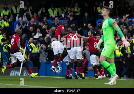 (181020) -- LONDON, oct, 20, 2018 (Xinhua) -- Les Joueurs de Manchester United célèbrent l'objectif d'Anthony Martial au cours de l'English Premier League match entre Chelsea et Manchester United au stade de Stamford Bridge à Londres, Angleterre le 20 octobre 2018. (Xinhua/Han Yan) pour un usage éditorial uniquement. Pas À VENDRE À DES FINS DE MARKETING OU DE CAMPAGNES PUBLICITAIRES. Pas d'utilisation non autorisée avec l'AUDIO, VIDÉO, données, listes de luminaire, club ou la Ligue de logos ou services 'LIVE'. En ligne De-MATCH UTILISATION LIMITÉE À 45 IMAGES, aucune émulation. Aucune UTILISATION DE PARI, DE JEUX OU D'UN CLUB OU LA LIGUE/DVD PUBLICATIONS. Banque D'Images