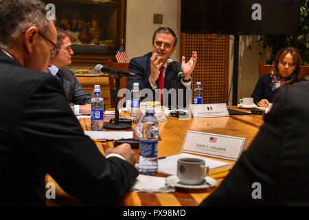 Le Mexique. 21 Oct, 2018. Le Mexique. 19 Oct, 2018. Le secrétaire mexicain des affaires étrangères entrant désigner Marcelo Ebrard, centre, au cours des discussions avec la secrétaire d'État des États-Unis, Mike Pompeo 19 octobre 2018 à Mexico, Mexique. Credit : Planetpix/Alamy Live News Banque D'Images