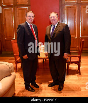 Le Mexique. 21 Oct, 2018. Le Mexique. 19 Oct, 2018. La secrétaire d'État des États-Unis, Mike Pompeo, droite, pose avec le secrétaire mexicain des affaires étrangères entrant désigner Marcelo Ebrard avant octobre 19, 2018 entretiens dans la ville de Mexico, Mexique. Credit : Planetpix/Alamy Live News Banque D'Images