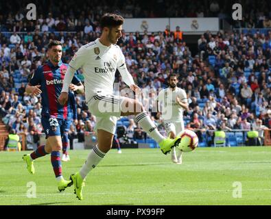 Madrid, Espagne. 20 Oct, 2018. Real Madrid's Marco Asensio (avant) fait concurrence au cours d'un match de championnat espagnol entre le Real Madrid et Levante à Madrid, Espagne, le 20 octobre 2018. Le Real Madrid a perdu 1-2. Crédit : Edward Lopez Peters/Xinhua/Alamy Live News Banque D'Images