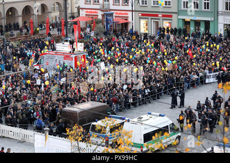 Rostock, Allemagne. 20 Oct, 2018. 20 octobre 2018, l'Allemagne, Rostock : Les participants d'une manifestation contre un rassemblement de l'AfD ont recueillies sur le Neuer Markt. Une présence policière massive sépare les deux camps. Crédit : Bernd Wüstneck/dpa/Alamy Live News Banque D'Images