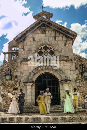 La Romana, République dominicaine. 14 Jan, 2009. Les danseurs en costume d'effectuer en face de l'Église Saint-stanislas dans Altos de ChavÃ³n, une re-création d'un 16e siècle de style méditerranéen village européen au sommet de l'ChavÃ³n River à La Romana, République dominicaine, et une destination touristique favorite. Credit : Arnold Drapkin/ZUMA/Alamy Fil Live News Banque D'Images