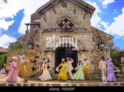 La Romana, République dominicaine. 14 Jan, 2009. Les danseurs en costume d'effectuer en face de l'Église Saint-stanislas dans Altos de ChavÃ³n, une re-création d'un 16e siècle de style méditerranéen village européen au sommet de l'ChavÃ³n River à La Romana, République dominicaine, et une destination touristique favorite. Credit : Arnold Drapkin/ZUMA/Alamy Fil Live News Banque D'Images