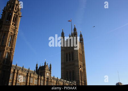 Londres, Royaume-Uni, 20 octobre 2018. Un hélicoptère observe les manifestants se sont réunis à la place du Parlement pour le vote du peuple mars contre Brexit, Londres, Royaume-Uni. Credit : Helen Garvey/Alamy Live News Banque D'Images