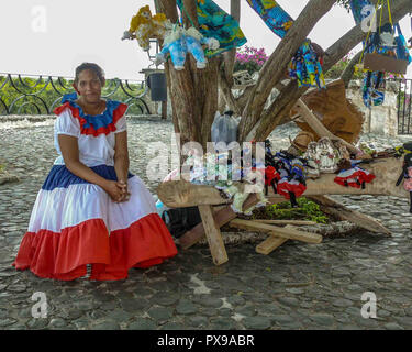 La Romana, République dominicaine. 14 Jan, 2009. Une salle très habillé femme artisan propose ses poupées à vendre à Altos de ChavÃ³n, une re-création d'un 16e siècle de style méditerranéen village européen au sommet de l'ChavÃ³n River à La Romana, République dominicaine, et une destination touristique favorite. Credit : Arnold Drapkin/ZUMA/Alamy Fil Live News Banque D'Images