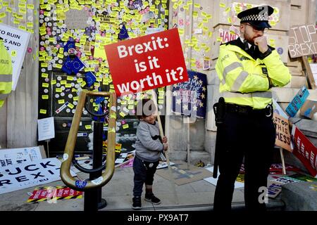 Un enfant se tient entre les agents de police sur le vote du peuple pour l'Europe sur Mars Samedi à l'extérieur du gouvernement du Canada le ministère pour quitter l'UE. Londres, Royaume-Uni. Credit : Joshua Preston n° peoplesvote Banque D'Images