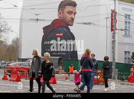 Kiev, Ukraine. 20 Oct, 2018. Un bandeau publicitaire avec un portrait de l'auteur-compositeur-interprète américain JUSTIN TIMBERLAKE est vu dans le centre de Kiev, Ukraine, le 20 octobre 2018. Crédit : Serg Glovny/ZUMA/Alamy Fil Live News Banque D'Images