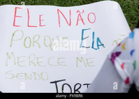 PR - Curitiba - 10/20/2018 - Manifestation il pas de Curitiba - manifestants contre la candidature de Bolsonaro Jaďr, re dans la pra Santos Andrade à Curitiba, pour mener à bien la loi, il n o, les femmes contre l'Bolsonaro. La manifestation vise à exposer au rejet par le candidat à la présidence de la République, constamment impliqué dans les cas de la misogynie, le racisme, l'homophobie et partial discours contre plusieurs autres groupes sociaux, y compris allègue également fort 2 allégations à propos de l'achat de fausses nouvelles contre PT diffusés par WhatsApp. Photo : Gabriel Machado/AGIF Banque D'Images