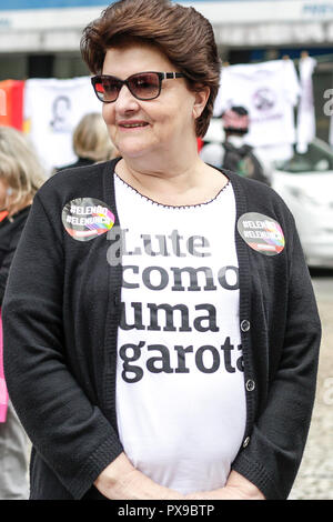 PR - Curitiba - 10/20/2018 - Manifestation il pas de Curitiba - manifestants contre la candidature de Bolsonaro Jaďr, re dans la pra Santos Andrade à Curitiba, pour mener à bien la loi, il n o, les femmes contre l'Bolsonaro. La manifestation vise à exposer au rejet par le candidat à la présidence de la République, constamment impliqué dans les cas de la misogynie, le racisme, l'homophobie et partial discours contre plusieurs autres groupes sociaux, y compris allègue également fort 2 allégations à propos de l'achat de fausses nouvelles contre PT diffusés par WhatsApp. Photo : Gabriel Machado/AGIF Banque D'Images