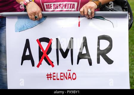 PR - Curitiba - 10/20/2018 - Manifestation il pas de Curitiba - manifestants contre la candidature de Bolsonaro Jaďr, re dans la pra Santos Andrade à Curitiba, pour mener à bien la loi, il n o, les femmes contre l'Bolsonaro. La manifestation vise à exposer au rejet par le candidat à la présidence de la République, constamment impliqué dans les cas de la misogynie, le racisme, l'homophobie et partial discours contre plusieurs autres groupes sociaux, y compris allègue également fort 2 allégations à propos de l'achat de fausses nouvelles contre PT diffusés par WhatsApp. Photo : Gabriel Machado/AGIF Banque D'Images