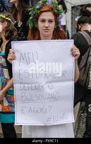 PR - Curitiba - 10/20/2018 - Manifestation il pas de Curitiba - manifestants contre la candidature de Bolsonaro Jaďr, re dans la pra Santos Andrade à Curitiba, pour mener à bien la loi, il n o, les femmes contre l'Bolsonaro. La manifestation vise à exposer au rejet par le candidat à la présidence de la République, constamment impliqué dans les cas de la misogynie, le racisme, l'homophobie et partial discours contre plusieurs autres groupes sociaux, y compris allègue également fort 2 allégations à propos de l'achat de fausses nouvelles contre PT diffusés par WhatsApp. Photo : Gabriel Machado/AGIF Banque D'Images