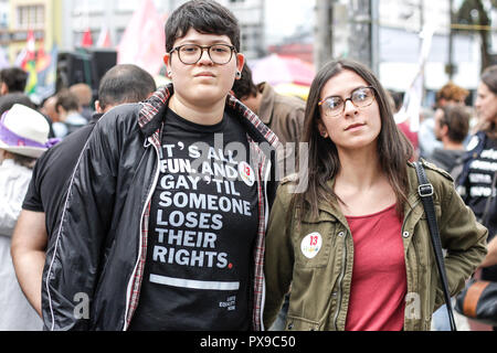 PR - Curitiba - 10/20/2018 - Manifestation il pas de Curitiba - manifestants contre la candidature de Bolsonaro Jaďr, re dans la pra Santos Andrade à Curitiba, pour mener à bien la loi, il n o, les femmes contre l'Bolsonaro. La manifestation vise à exposer au rejet par le candidat à la présidence de la République, constamment impliqué dans les cas de la misogynie, le racisme, l'homophobie et partial discours contre plusieurs autres groupes sociaux, y compris allègue également fort 2 allégations à propos de l'achat de fausses nouvelles contre PT diffusés par WhatsApp. Photo : Gabriel Machado/AGIF Banque D'Images