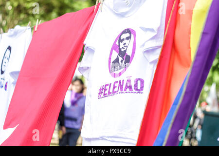 PR - Curitiba - 10/20/2018 - Manifestation il pas de Curitiba - manifestants contre la candidature de Bolsonaro Jaďr, re dans la pra Santos Andrade à Curitiba, pour mener à bien la loi, il n o, les femmes contre l'Bolsonaro. La manifestation vise à exposer au rejet par le candidat à la présidence de la République, constamment impliqué dans les cas de la misogynie, le racisme, l'homophobie et partial discours contre plusieurs autres groupes sociaux, y compris allègue également fort 2 allégations à propos de l'achat de fausses nouvelles contre PT diffusés par WhatsApp. Photo : Gabriel Machado/AGIF Banque D'Images