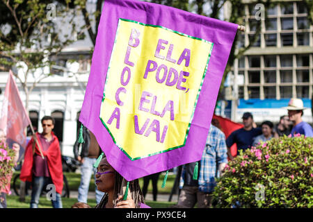 PR - Curitiba - 10/20/2018 - Manifestation il pas de Curitiba - manifestants contre la candidature de Bolsonaro Jaďr, re dans la pra Santos Andrade à Curitiba, pour mener à bien la loi, il n o, les femmes contre l'Bolsonaro. La manifestation vise à exposer au rejet par le candidat à la présidence de la République, constamment impliqué dans les cas de la misogynie, le racisme, l'homophobie et partial discours contre plusieurs autres groupes sociaux, y compris allègue également fort 2 allégations à propos de l'achat de fausses nouvelles contre PT diffusés par WhatsApp. Photo : Gabriel Machado/AGIF Banque D'Images