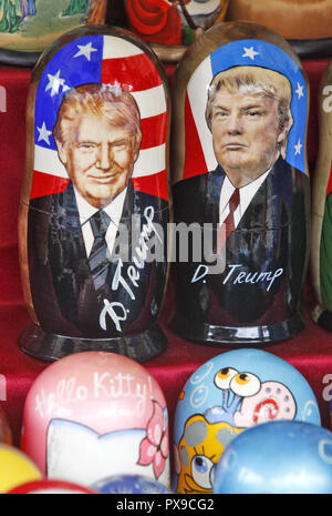 Kiev, Ukraine. 20 Oct, 2018. Poupées Matriochka peintes, ou des poupées de nidification, en gardant le visage du président américain Donald J. Trump sont vus sur le comptoir d'un vendeur de souvenirs de la rue dans le centre de Kiev, Ukraine, le 20 octobre 2018. Crédit : Serg Glovny/ZUMA/Alamy Fil Live News Banque D'Images