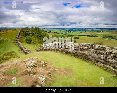 Mur d'Hadrien, dans le Northumberland, au Royaume-Uni, à Walltown rochers. Banque D'Images